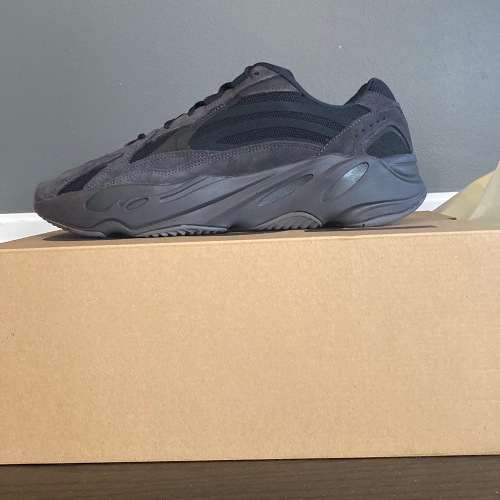 YEEZY BOOST 700 V2